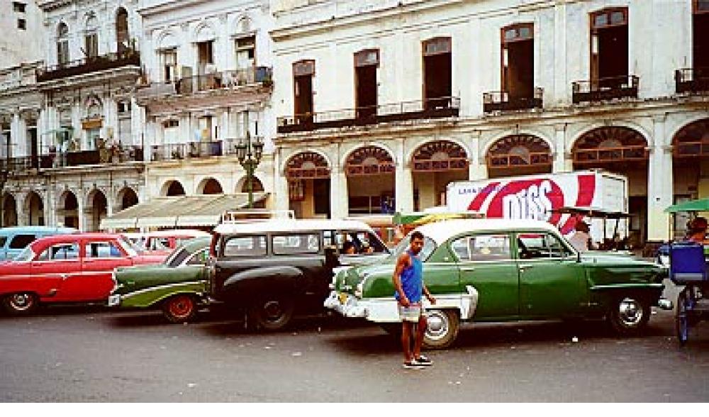 Vintage 1940s and 1950s American cars in Havana.