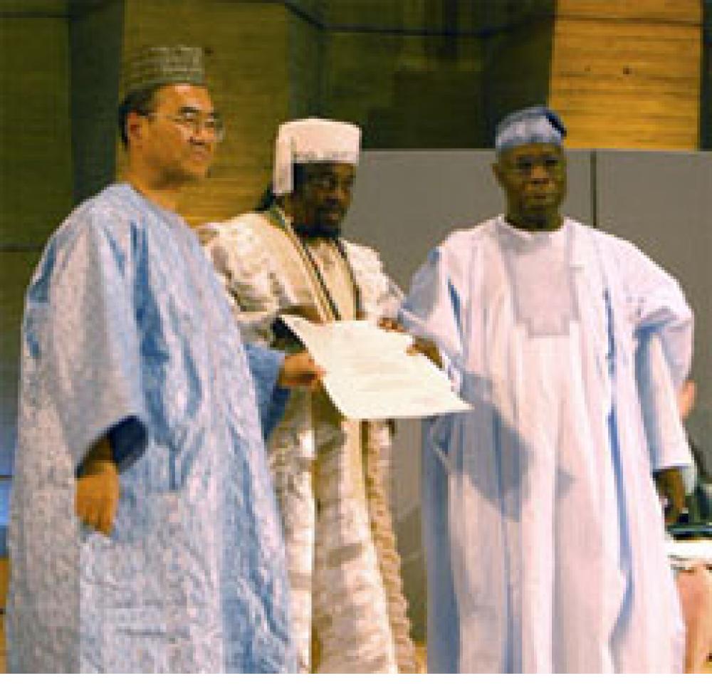 Twins Seven-Seven, receives the UNESCO Artist for Peace award from Koichiro Matsuura, the Director-Genral of UNESCO and Nigerian President Olusegun Obasanjo in May 2005.