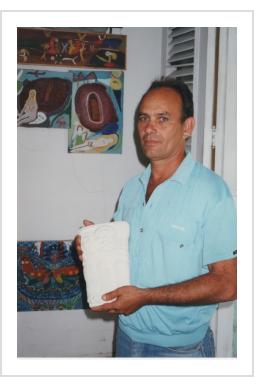 José Basulto with "Tres Espacios Para Una Esto Cada".  Cienfuegos, Cuba, 2000 ( Photograph © Anthony Hart Fisher)