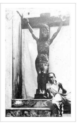 André V. Dimanche au pied de son Crucifix, courtoisie de Marie Michelle Dimanche - See more at: http://www.lenouvelliste.com/article/170610/la-sculpture-en-haiti-au-xxe-siecle-andre-v-dimanche-sculpteur-intuitif#sthash.2CWGgKV5.dpuf