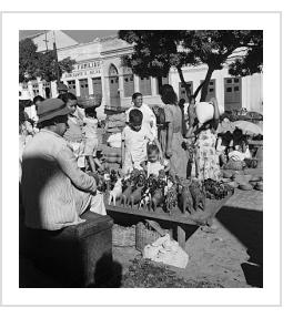 Mestre Vitalino selling his pieces at the fair of Caruaru, Pernambuco, 1947. Photo: PIERRE VERGER