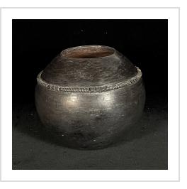 Ukhamba - small Zulu pot by Nesta Nala