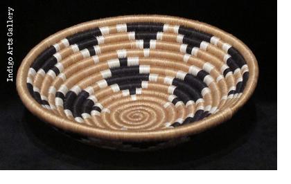 Diamond Burst pattern basket - Tea with tea border - Small