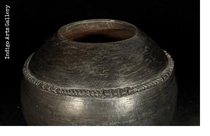 Ukhamba - small Zulu pot by Nesta Nala