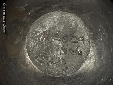 Ukhamba - small Zulu pot by Nesta Nala