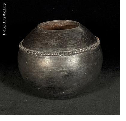Ukhamba - small Zulu pot by Nesta Nala