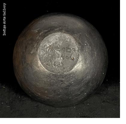 Ukhamba - small Zulu pot by Nesta Nala