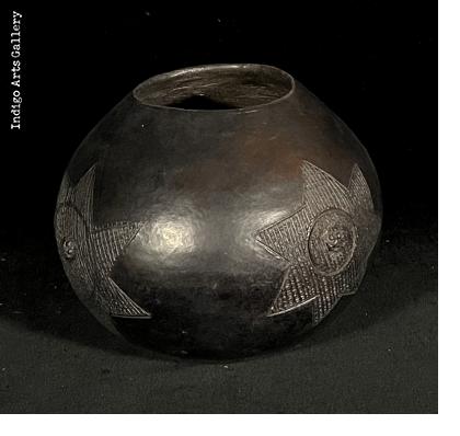 Ukhamba - small Zulu pot by Thembi Nala