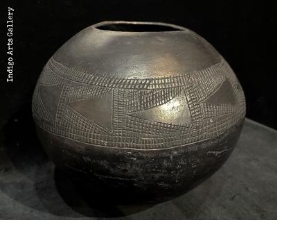 Zulu Beer Pot with sgraffito decoration
